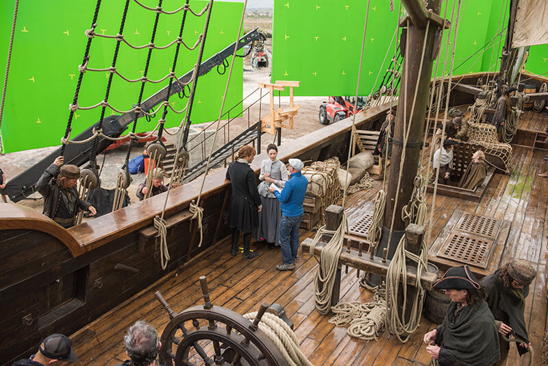 outlander-s03e09-the-doldrums-bts-shot-jamie-and-claire-on-deck